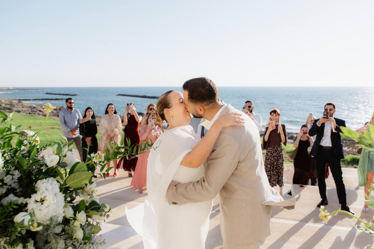 Christos & Eleni, the kiss by the sea