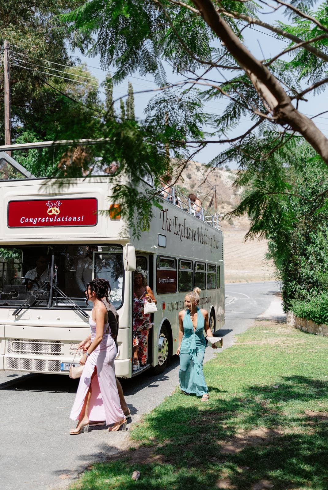 Hannah & Danial, guests arriving on a vintage double-decker bus