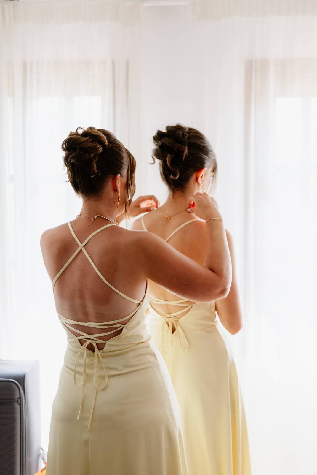 Hannah & Danial, the bridesmaids helping each other get ready