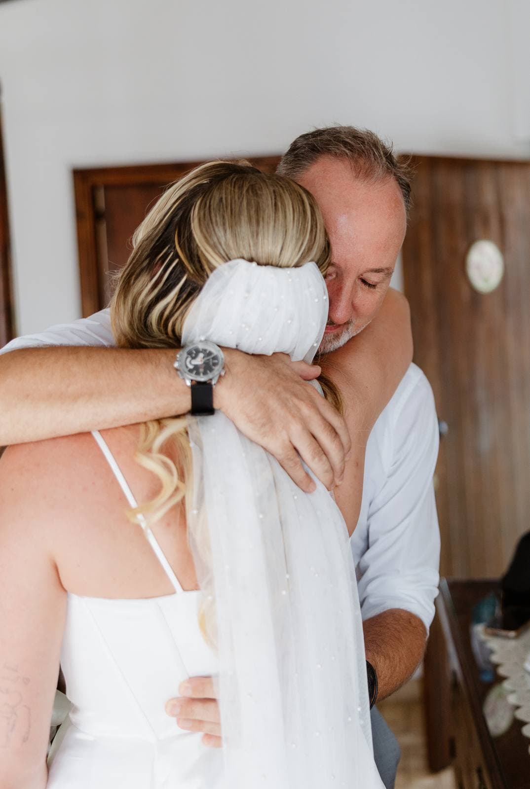 Hannah & Danial, a hug before the ceremony