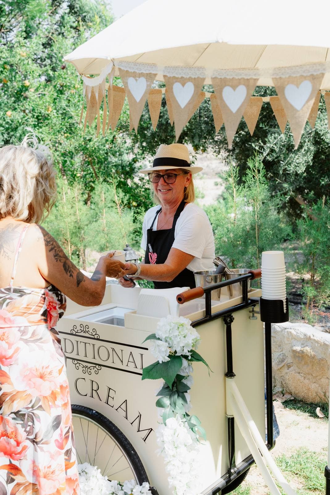 Hannah & Danial, an ice cream cart for the guests