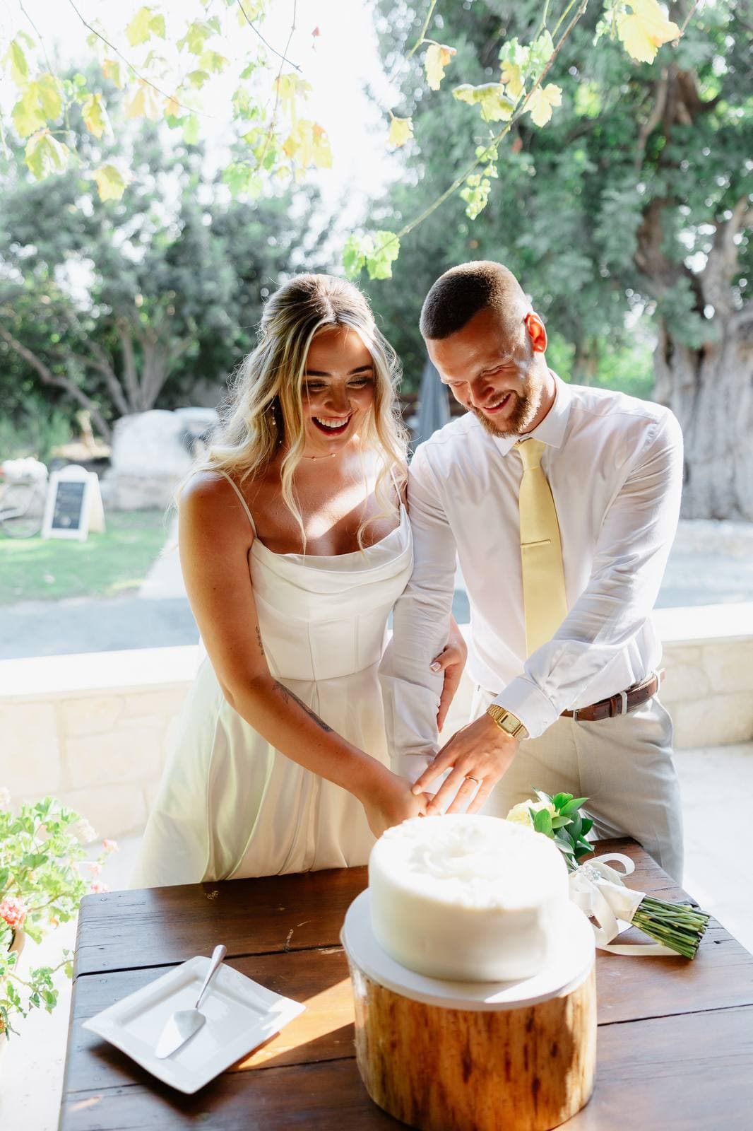 Hannah & Danial, cutting the cake