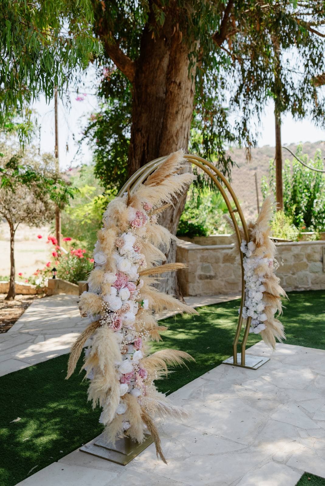 Rita & Andrej, the pampas and dried-flower arch in the garden