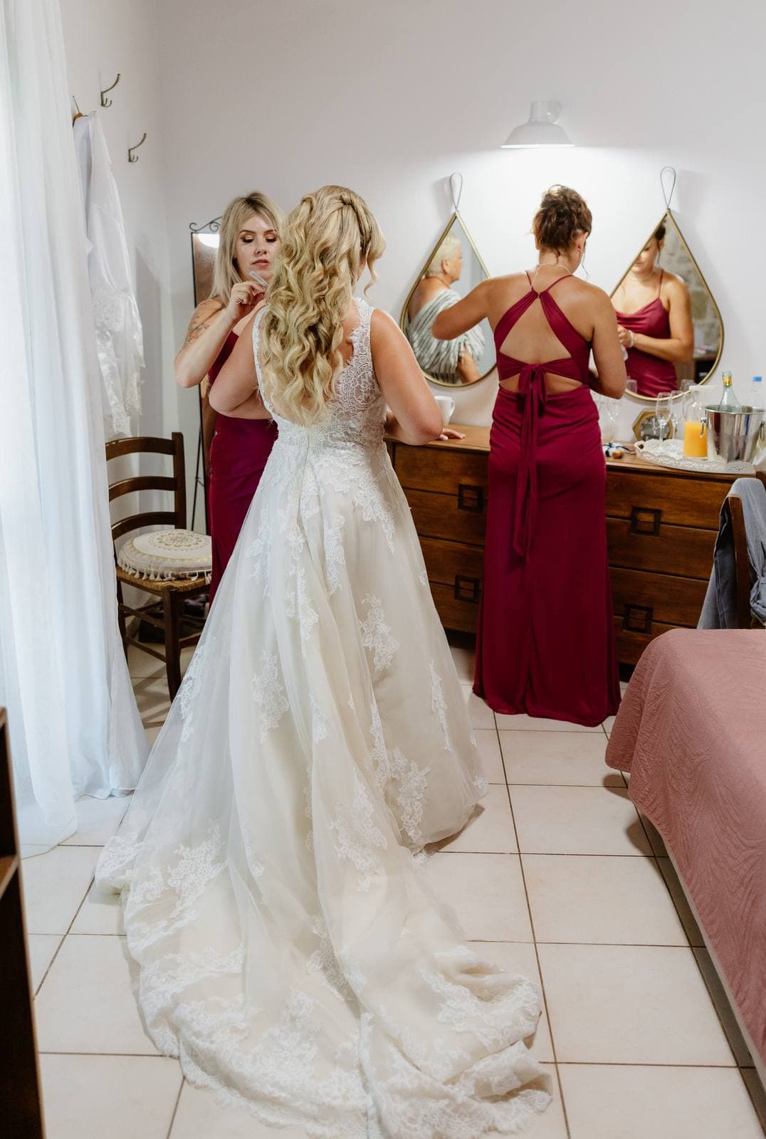 Rita & Andrej, the bride in her dress with the bridesmaids