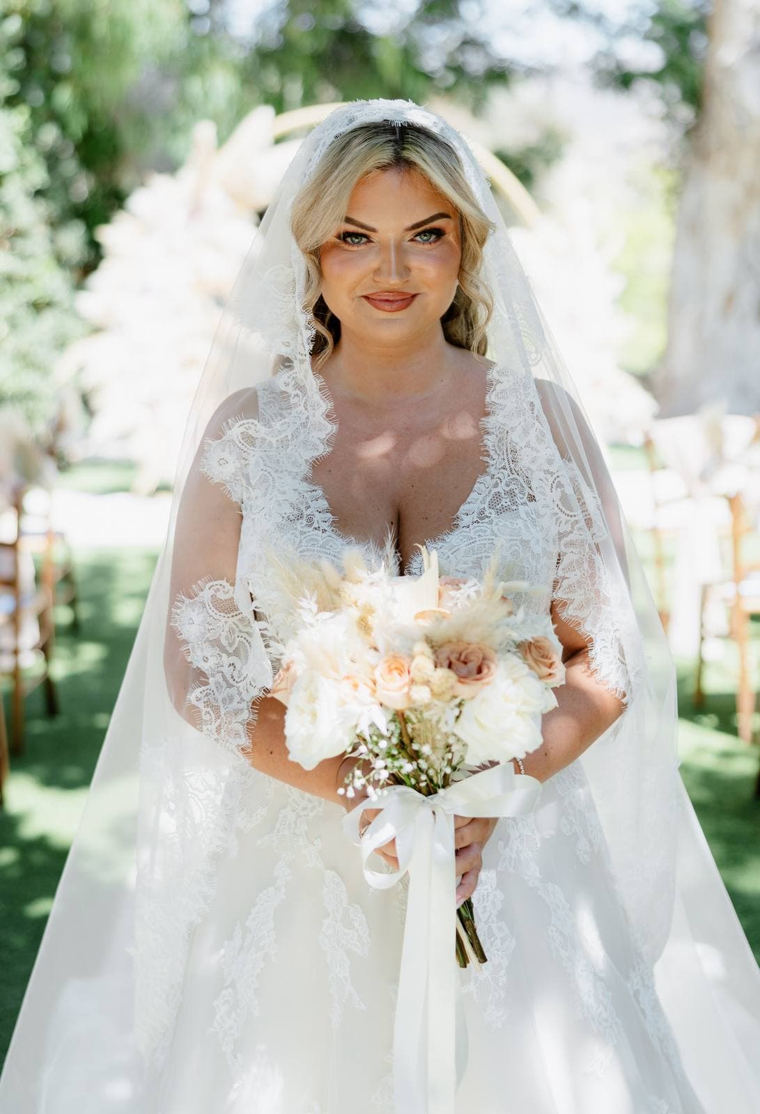 Rita & Andrej, the bride with her bouquet under the trees