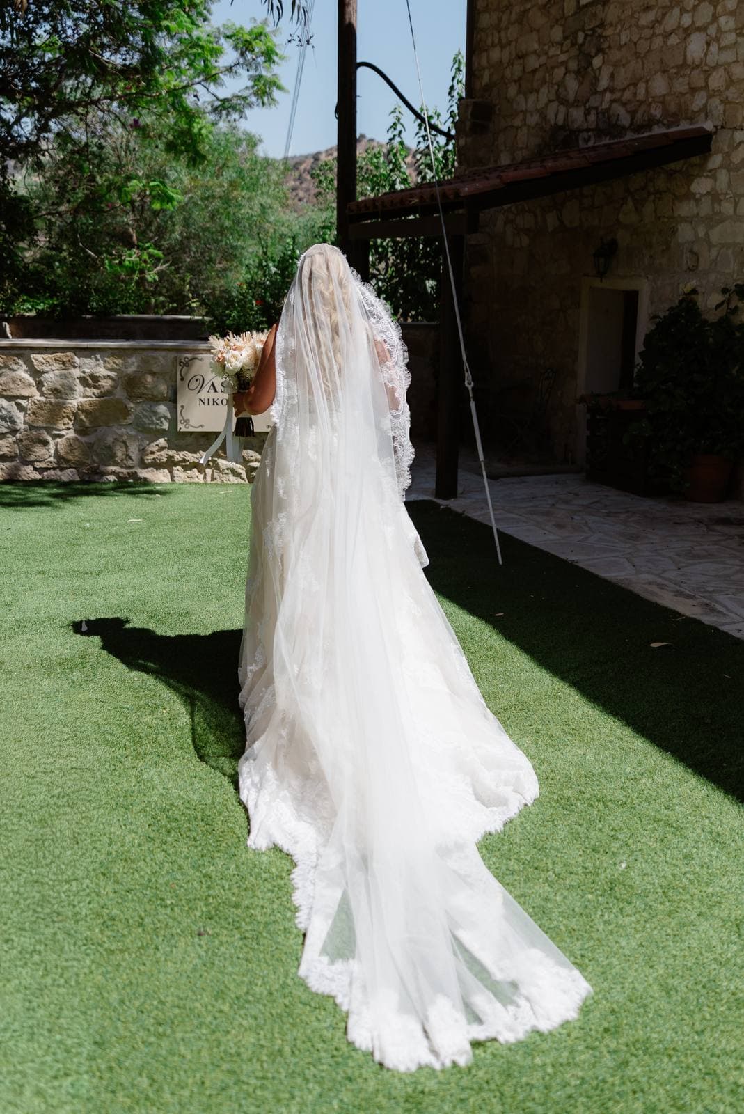 Rita & Andrej, the long veil on the lawn