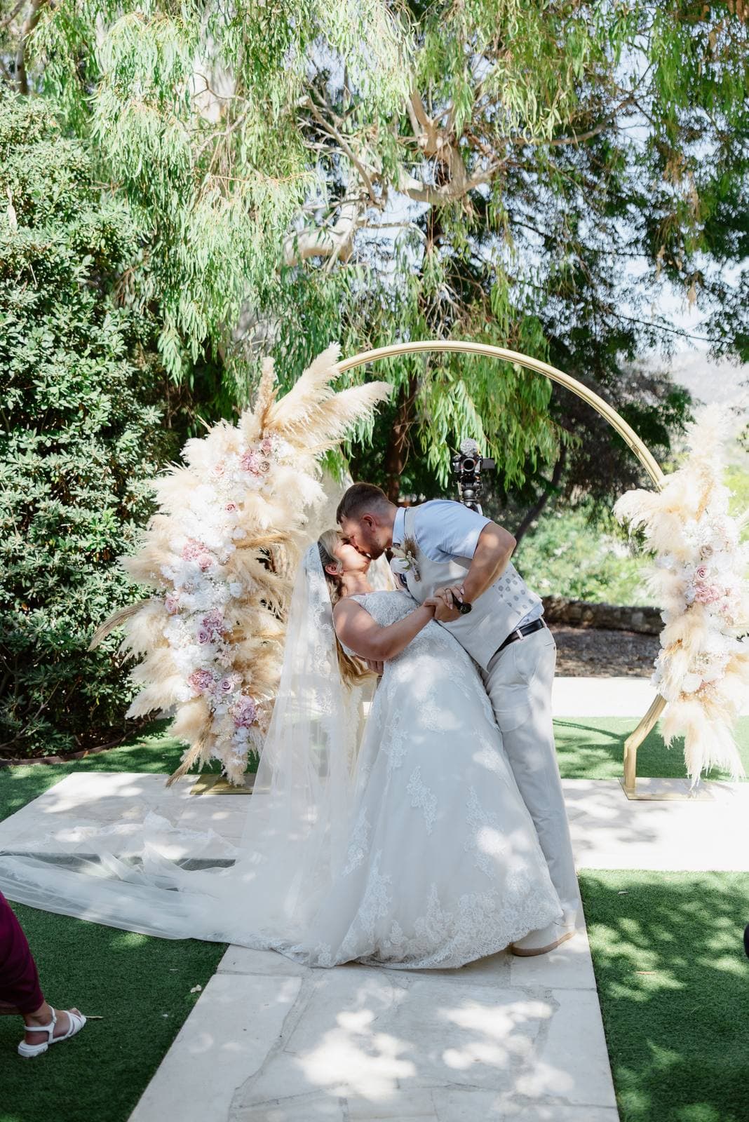 Rita & Andrej, the kiss under the pampas arch
