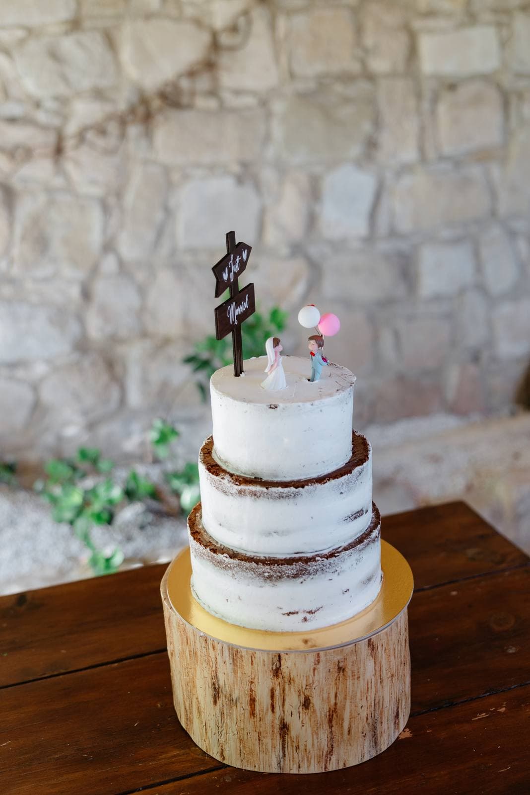 Rita & Andrej, the wedding cake on a wooden stand