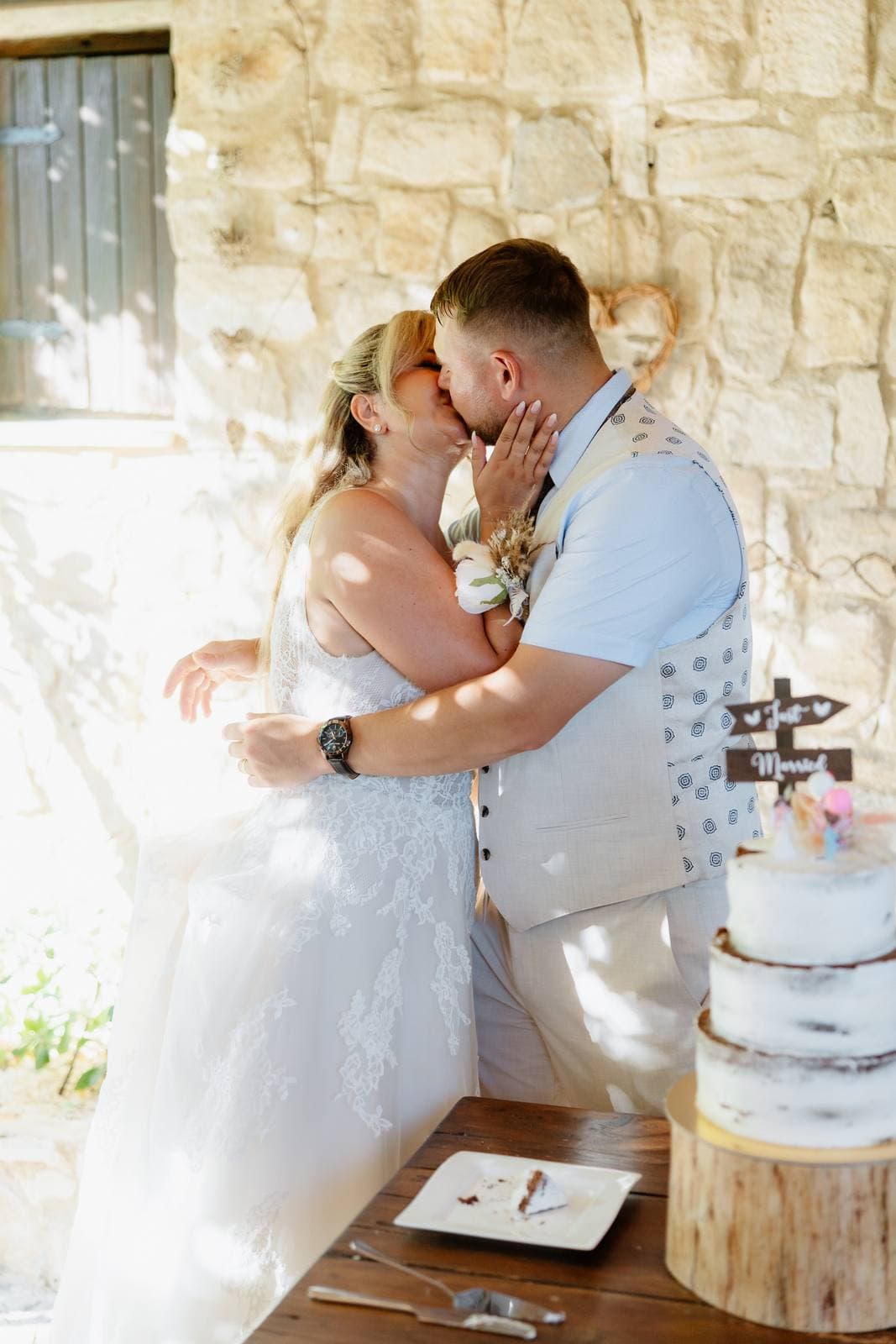 Rita & Andrej, a kiss at the cake