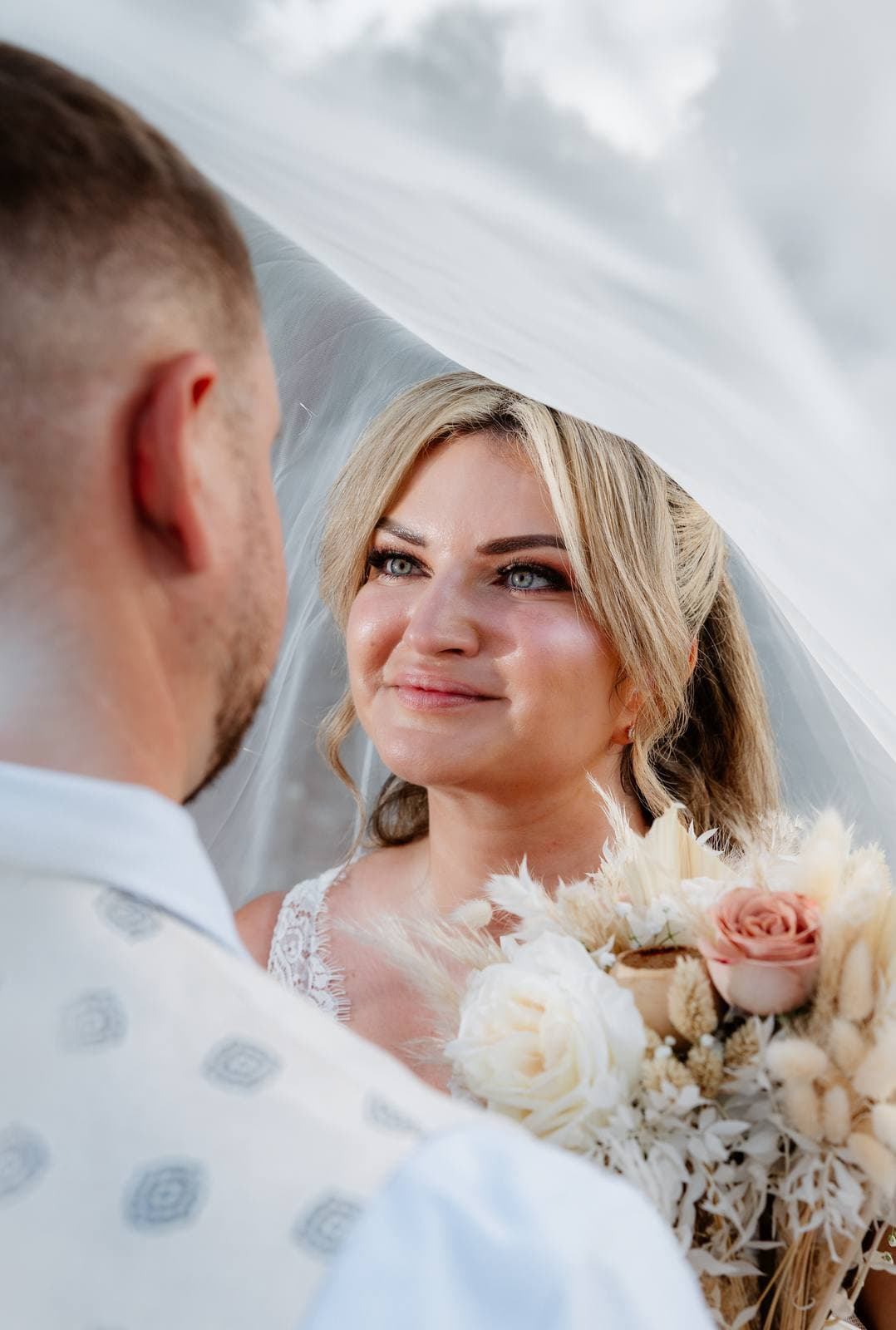Rita & Andrej, under the veil, in the evening light
