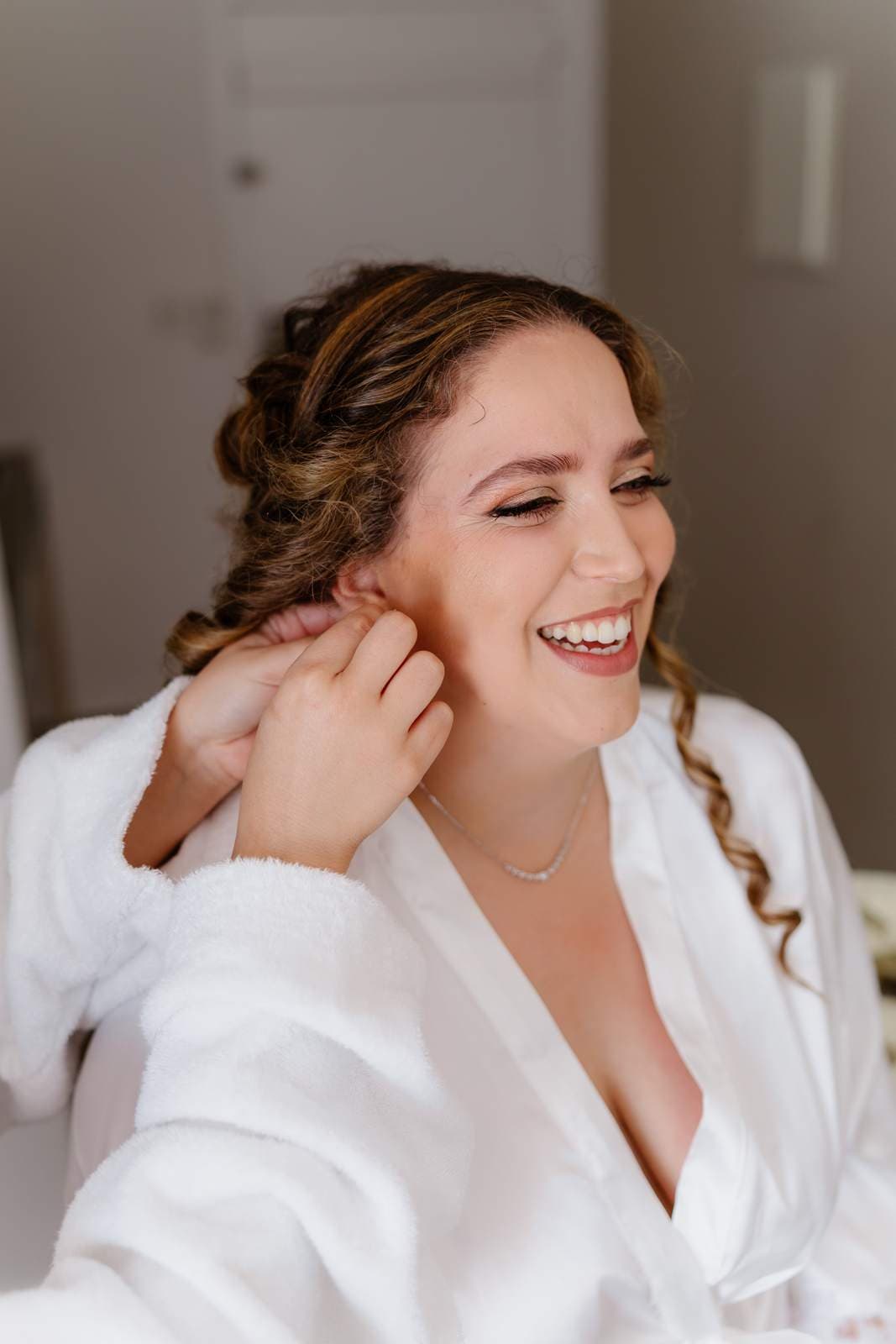 Sivan & Elon, the bride putting on her earrings