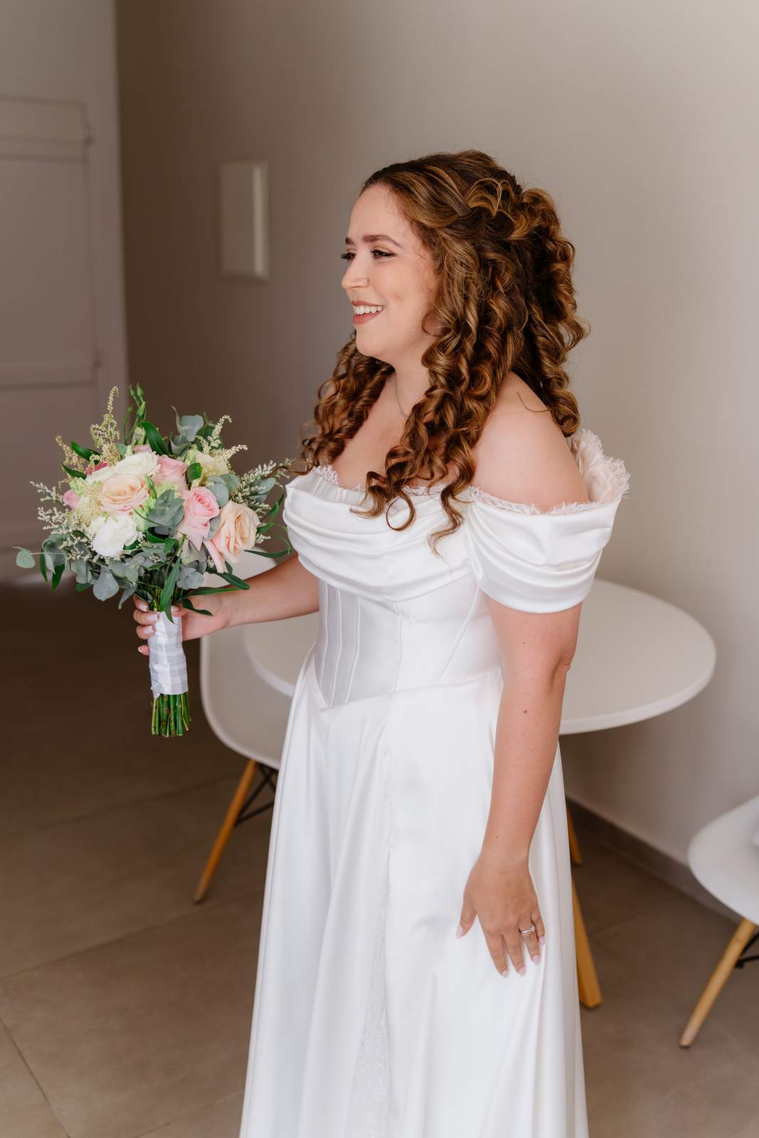 Sivan & Elon, the bride ready with her bouquet