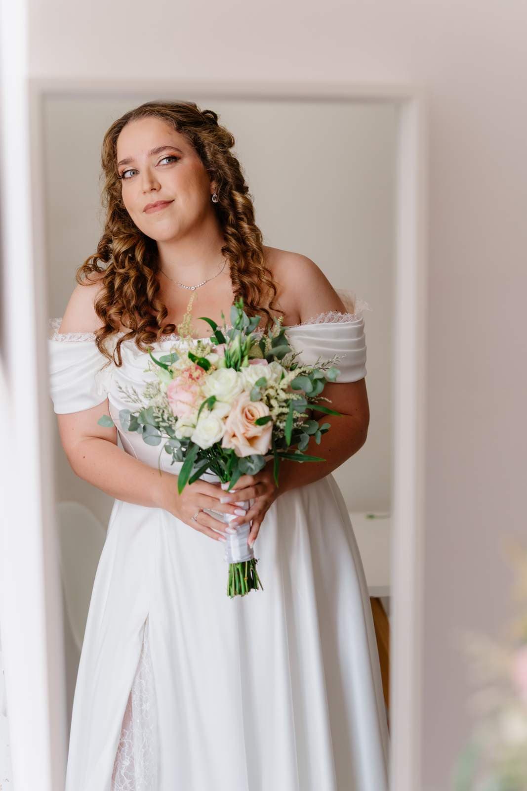 Sivan & Elon, the bride by the door