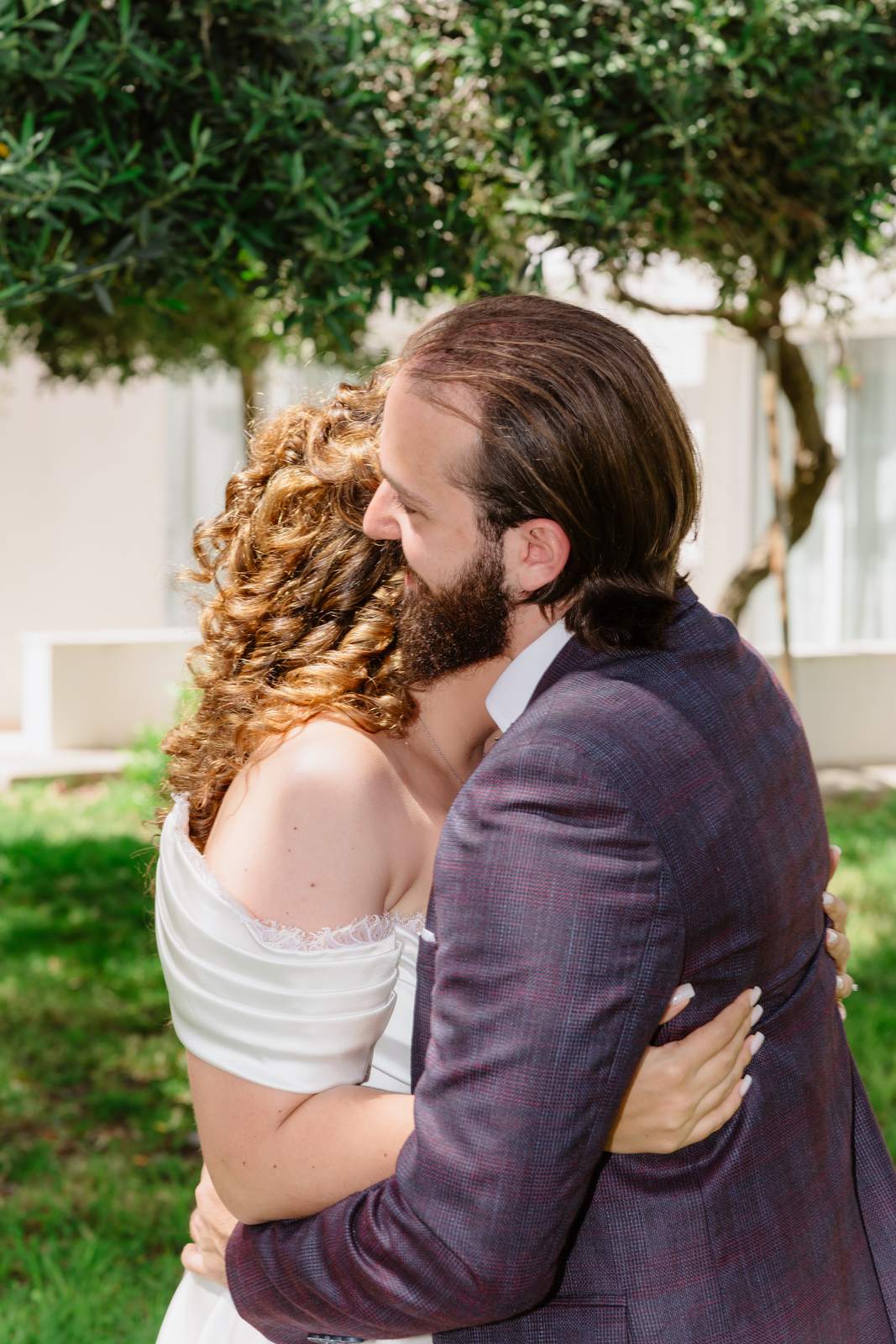Sivan & Elon, a hug in the garden