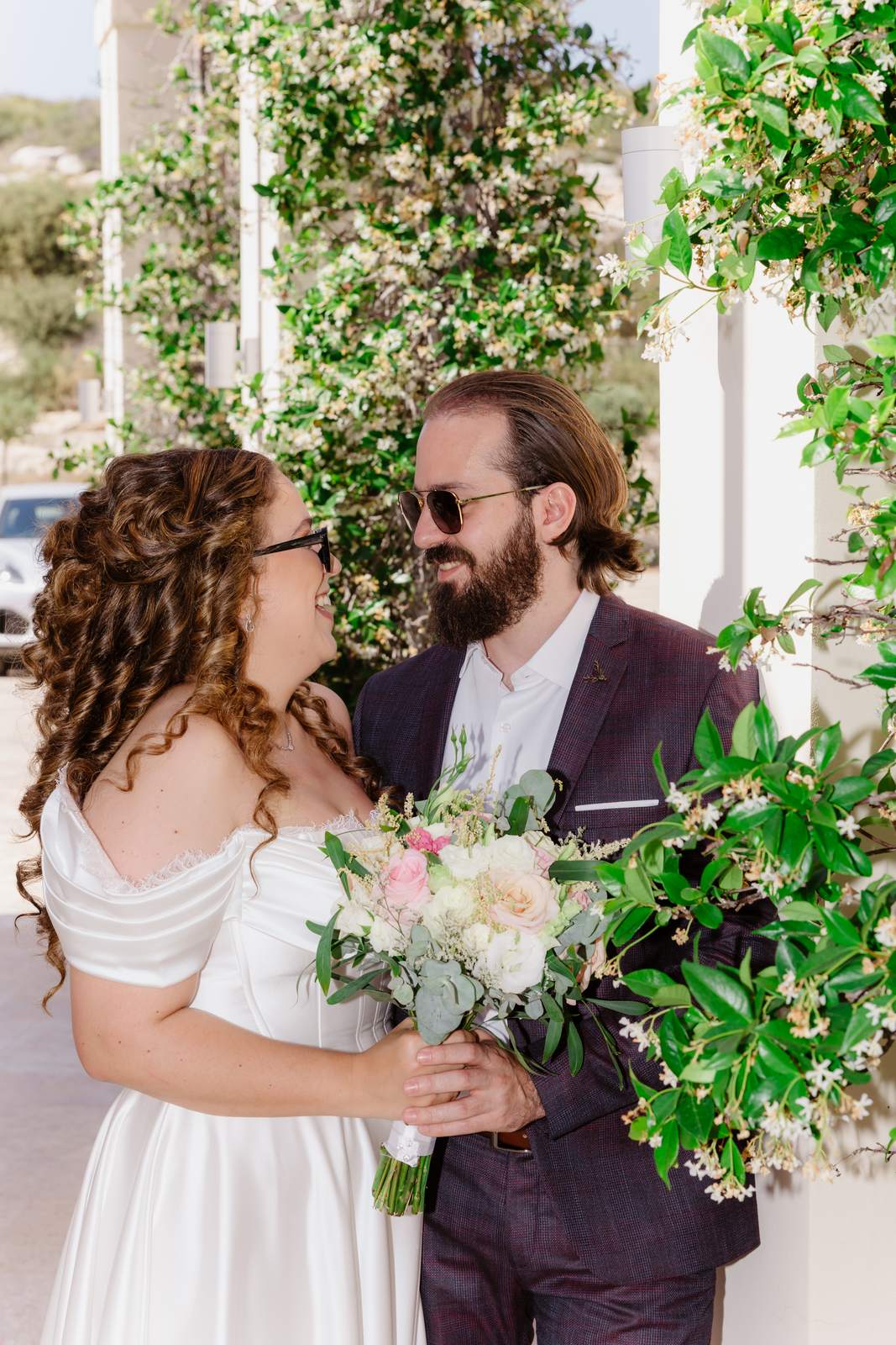 Sivan & Elon, a kiss in sunglasses
