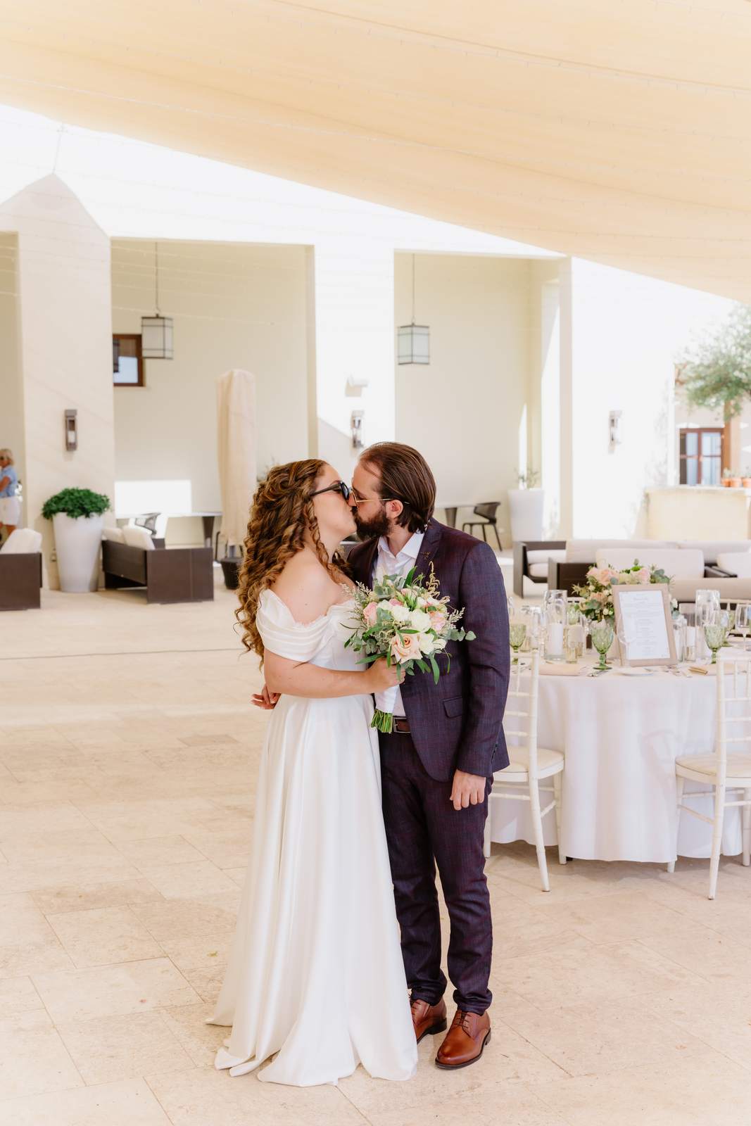 Sivan & Elon, a kiss on the reception terrace