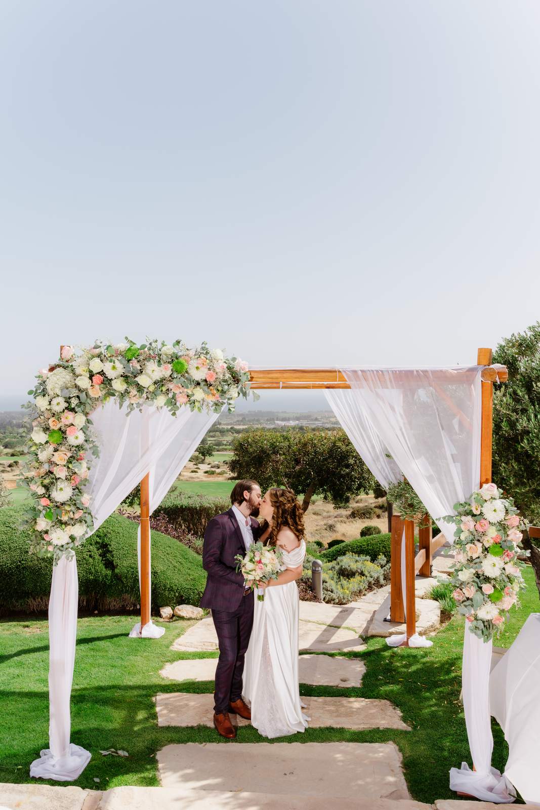 Sivan & Elon, a kiss under the arch