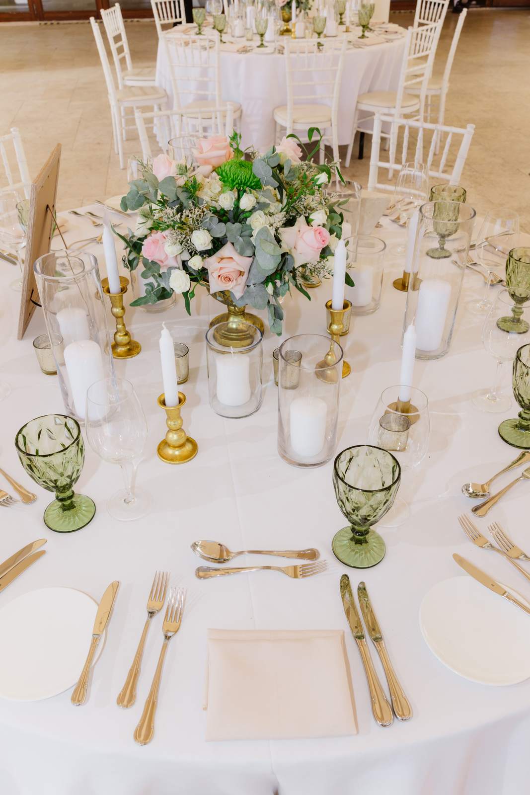 Sivan & Elon, the table flowers and gold candlesticks