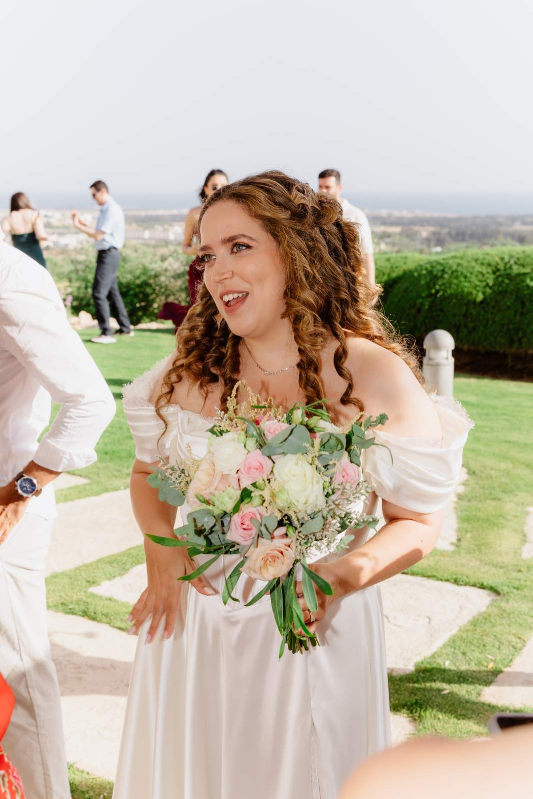 Sivan & Elon, the bride with her bouquet