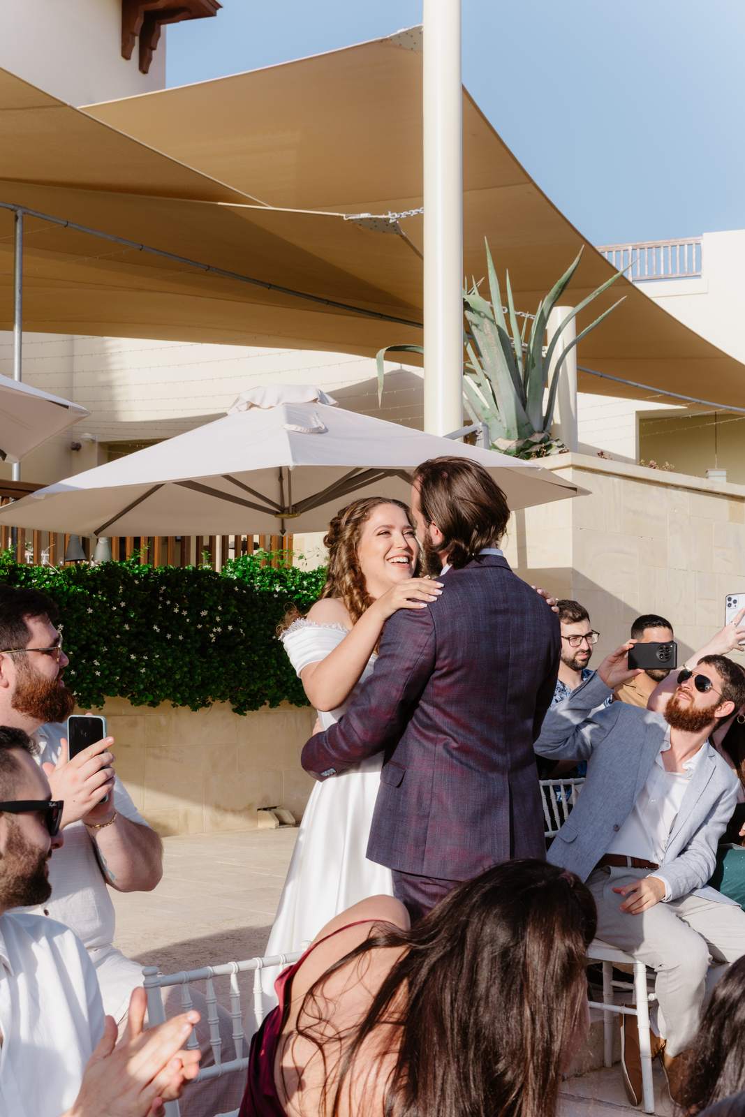 Sivan & Elon, a hug as she arrives
