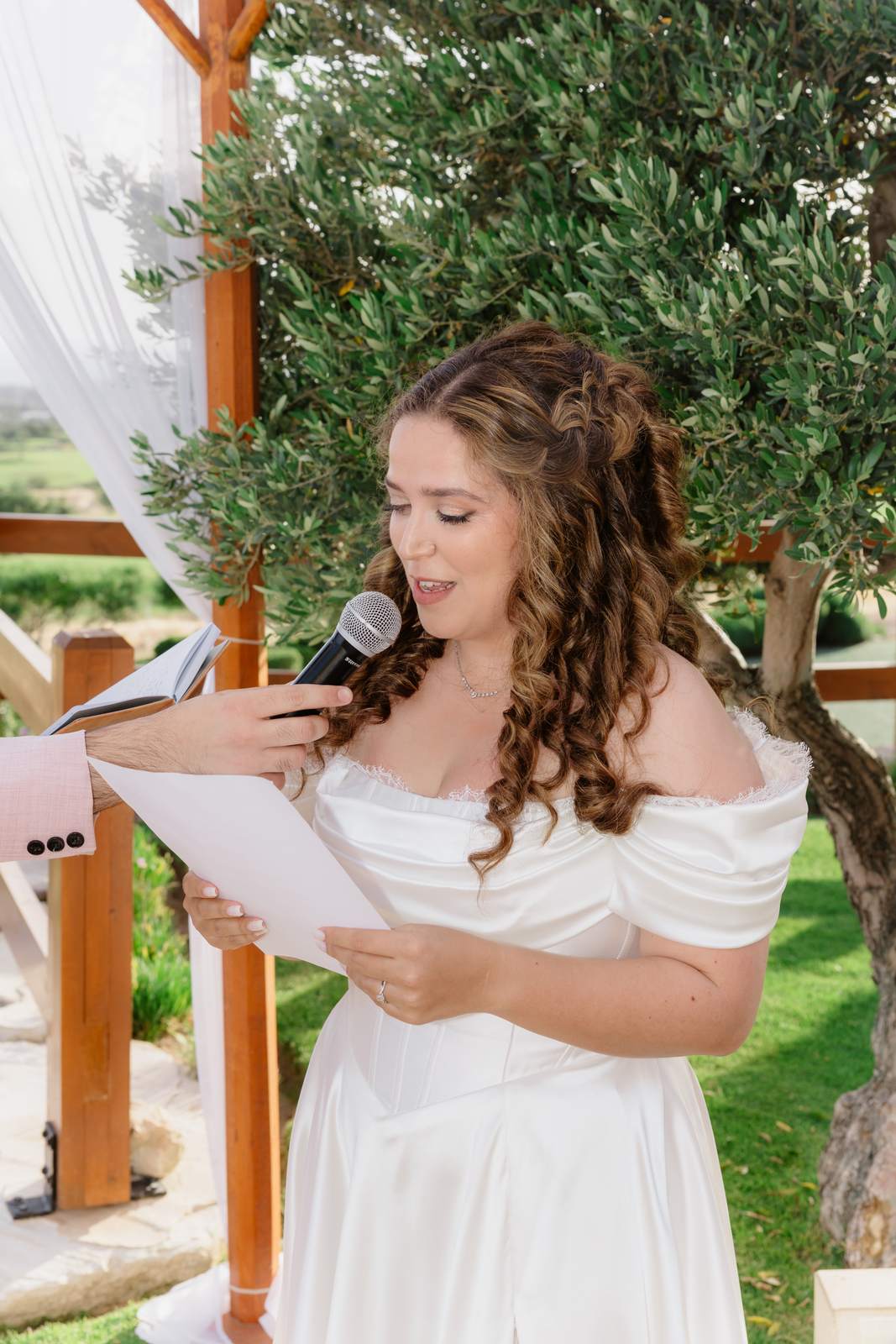 Sivan & Elon, the bride reading her vows