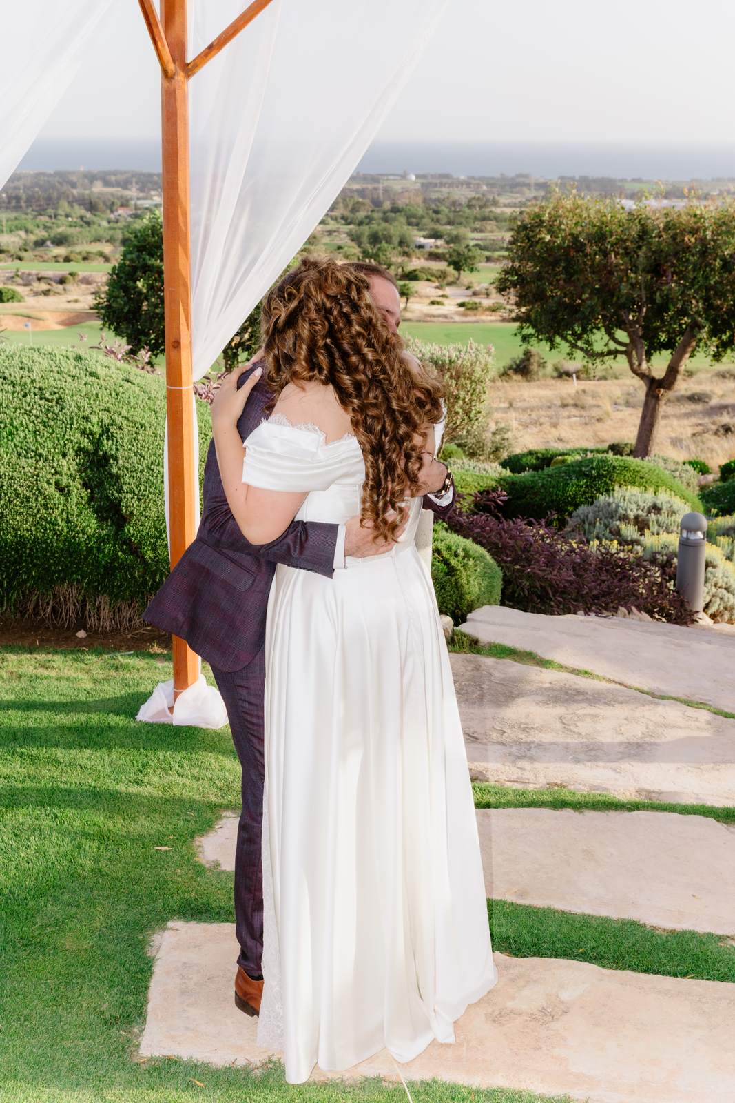 Sivan & Elon, a kiss under the arch