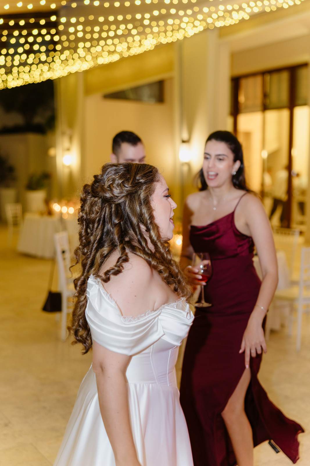 Sivan & Elon, dancing under the lights
