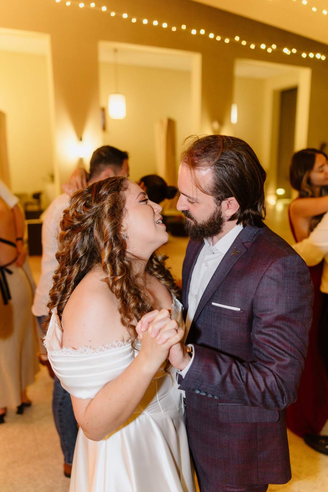 Sivan & Elon, a kiss on the dance floor