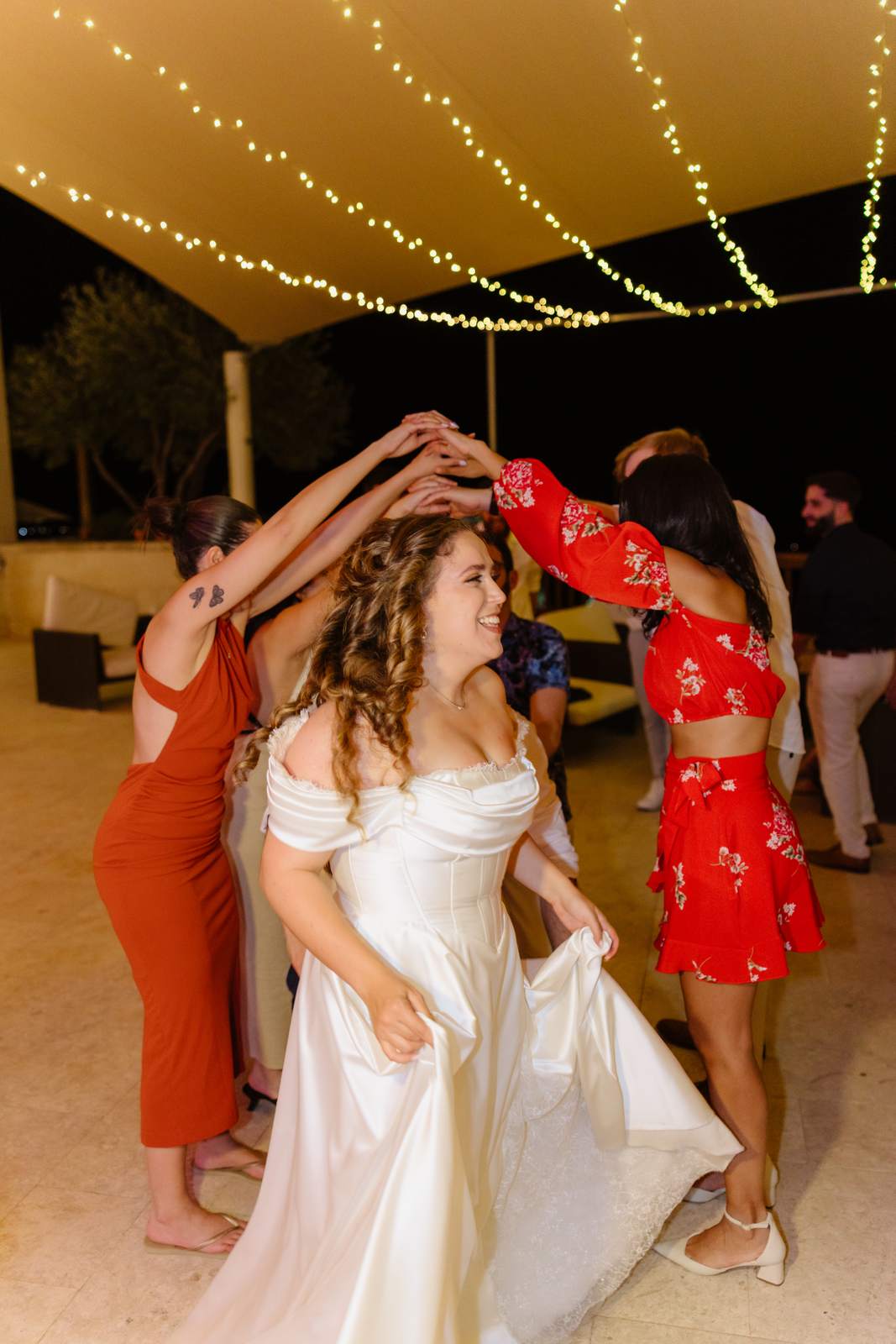 Sivan & Elon, dancing through the arch of hands